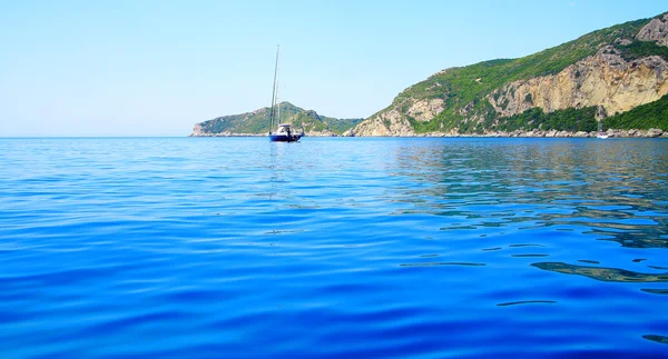 Silueta hory řetězce na ostrově Korfu v Středozemním moři — Stock fotografie