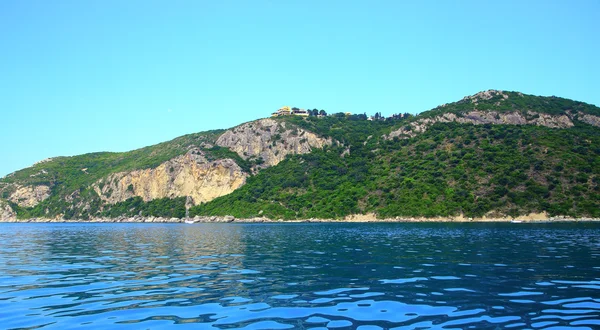 Silhueta de uma cadeia montesa no corfu de ilha no mar mediterranean — Fotografia de Stock