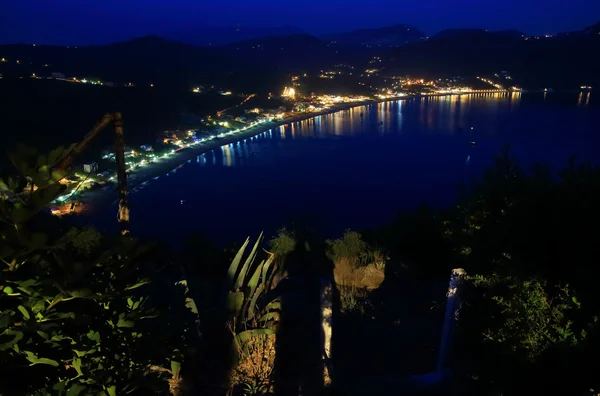 Vista sobre Agios Georgios Pagon na ilha de corfu à noite — Fotografia de Stock