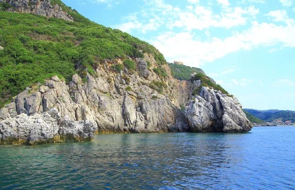 Pobřeží s horské pásmo a secret bay na ostrově Korfu — Stock fotografie