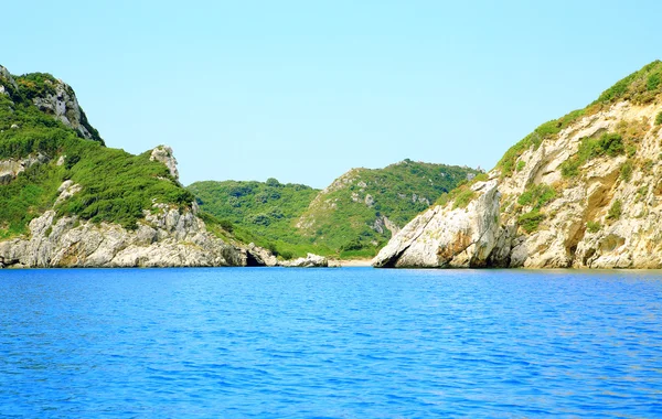 Pobřeží s horské pásmo a secret bay na ostrově Korfu — Stock fotografie