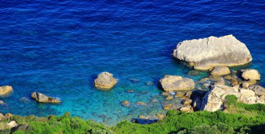 Korfu Adası azur mavi kıyısında üzerinde göster