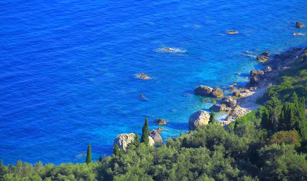 Pohled přes modrý azur pobřeží na ostrově Korfu — Stock fotografie
