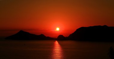 gün batımında/sunset bulvarında Korfu Adası şehir Afionas (Yunanistan)