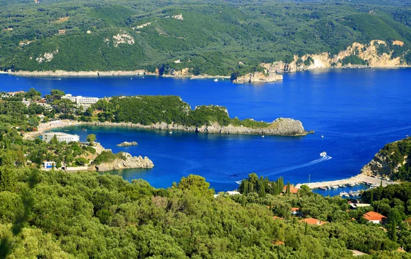 Pohled přes Paleokastritsa na ostrově Korfu — Stock fotografie