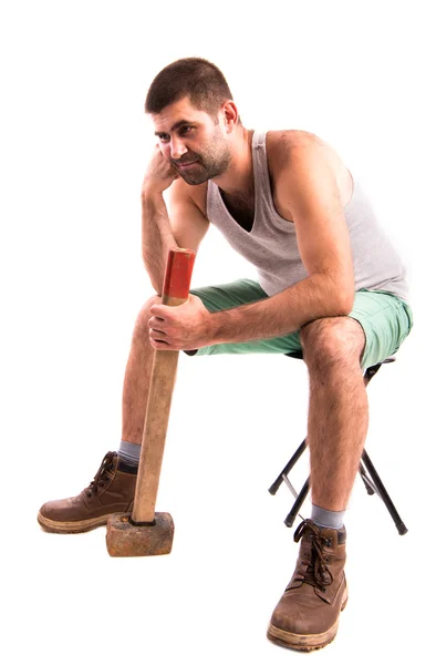 Beyaz bir arka plan üzerinde çekiç olan bir adam