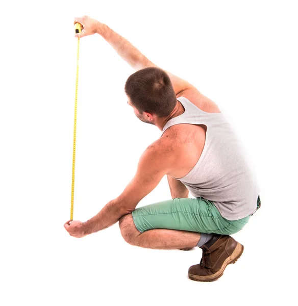 adam bir mezura ile duvar ölçer