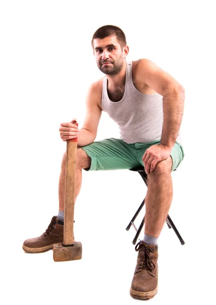 Un hombre con un martillo sobre un fondo blanco — Foto de Stock