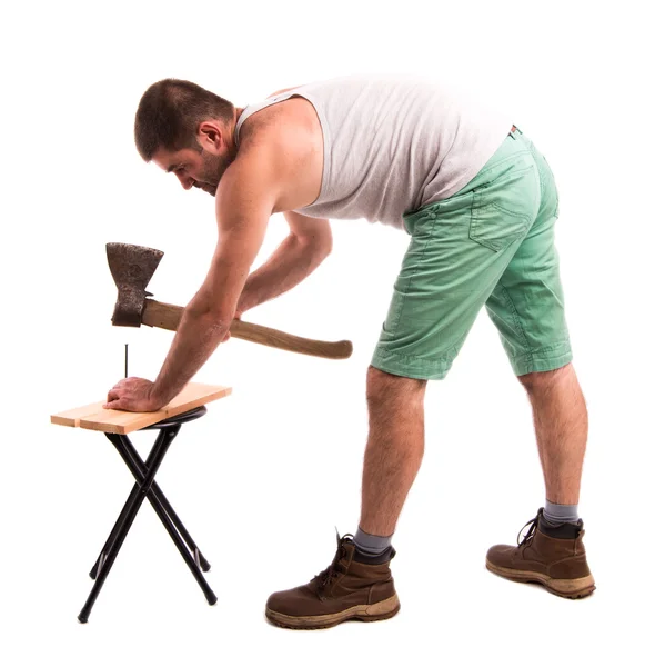 adam bir tahta çivi çekiç