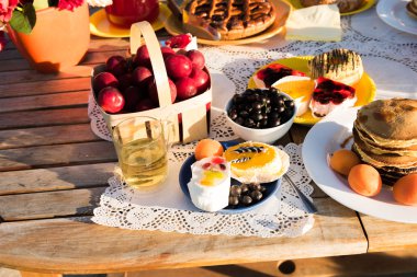 güneşli bir arka bahçesinde bir piknik