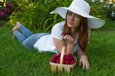 genç kız sit çimenlerin üzerinde