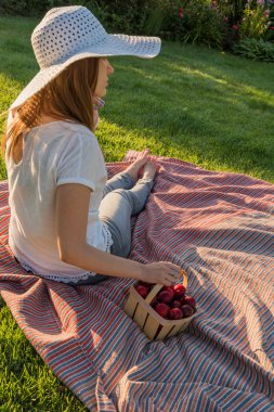 genç kız sit çimenlerin üzerinde