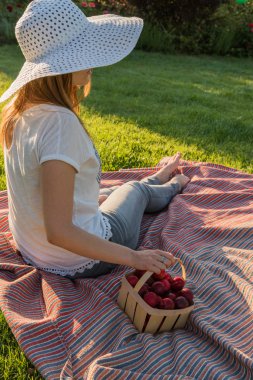 genç kız sit çimenlerin üzerinde