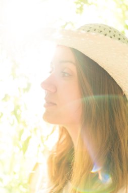 şapkalı genç kız