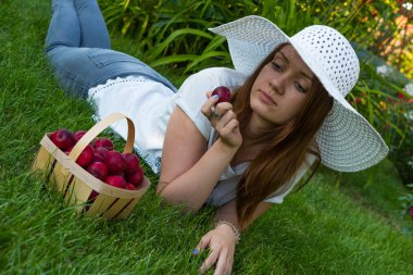 genç kız sit çimenlerin üzerinde