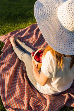 genç kız sit çimenlerin üzerinde