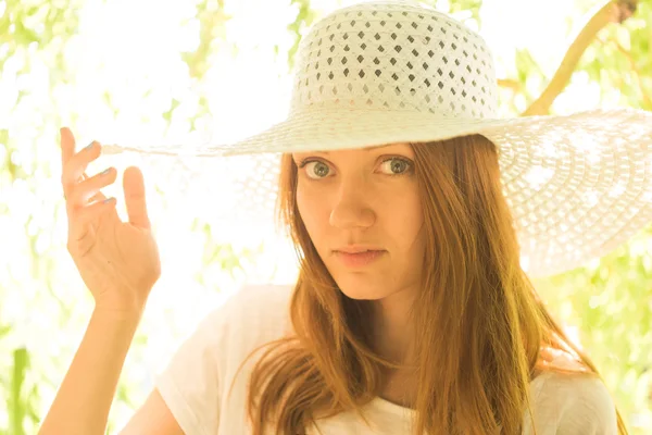 Şapkalı genç kız — Stok fotoğraf