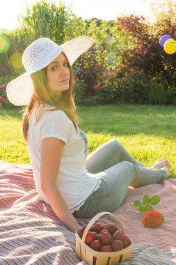 genç kız sit çimenlerin üzerinde