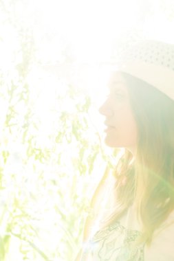 şapkalı genç kız