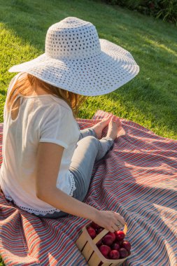 genç kız sit çimenlerin üzerinde