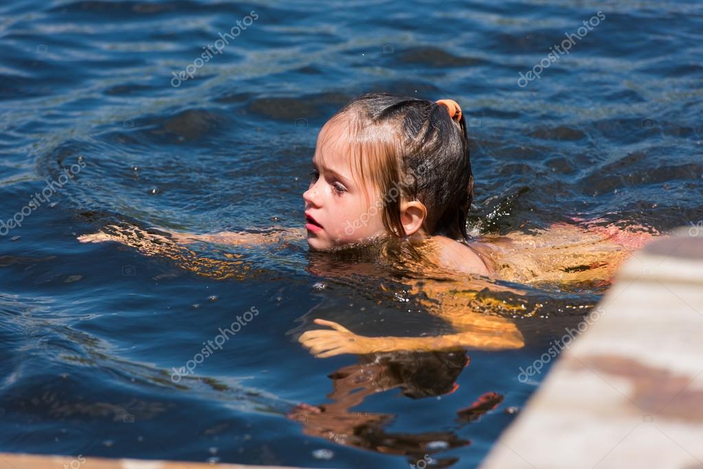 Liten flicka badar i sj n stockfotografi goldenelephante 122152336