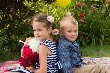 Yaz günü parkta çocuk piknik