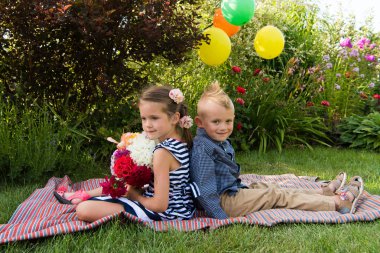 Yaz günü parkta çocuk piknik