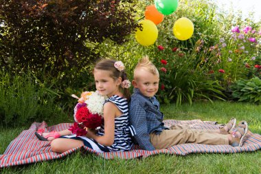 Yaz günü parkta çocuk piknik