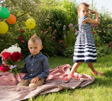 Yaz günü parkta çocuk piknik