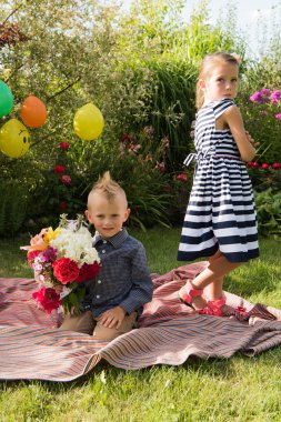 Yaz günü parkta çocuk piknik