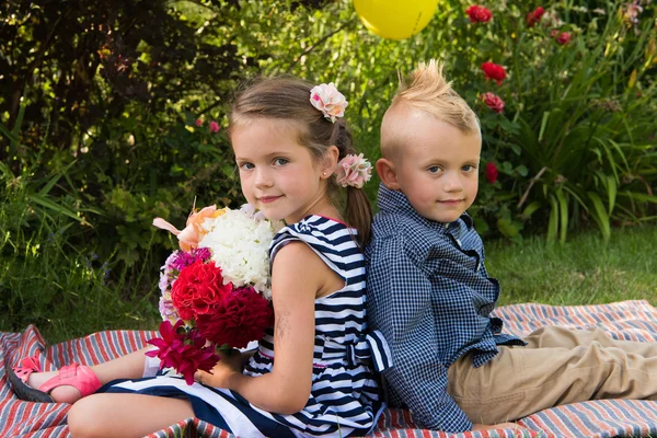 Yaz günü parkta çocuk piknik