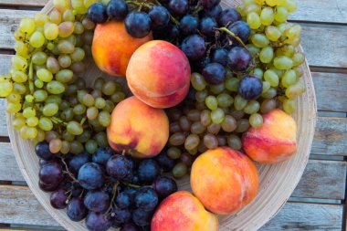 Şeftali ve üzüm masaya bir tabak içinde