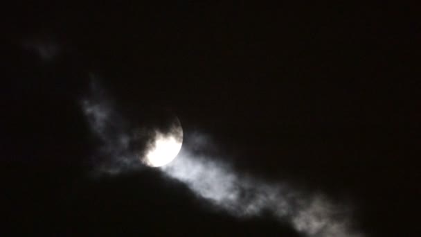 Natt månen i molnen — Stockvideo