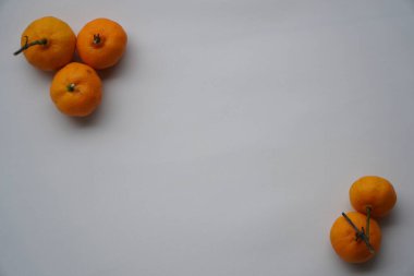 Beyaz arka planda mandalinalar