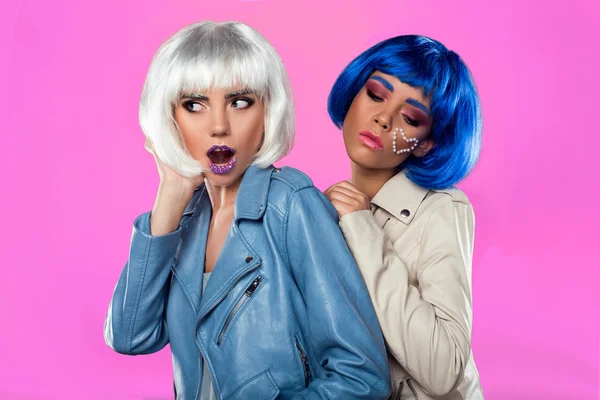 Two happy young women wearing wigs — Stock Photo, Image