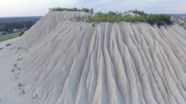 Rummu Estonya 'daki taş ocağının beyaz kireçtaşı tepesi.