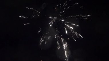 Tallinn Estonya 'da geceleyin gökyüzündeki havai fişeklerin bakışı