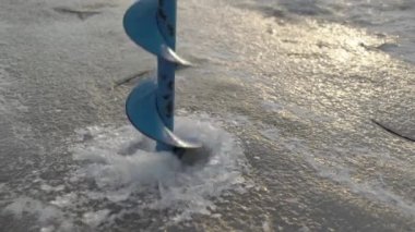 Donmuş buza yakından bak, bir delik açıyor.