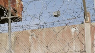 Vasalemma Estonya 'daki metal çitin tepesindeki dikenli teller.