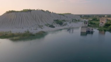 Rummu Estonya 'daki kireç taşı ocağının kenarındaki nehir.