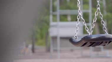 Espoo Finlandiya 'da salıncakta sallanan çocuklar