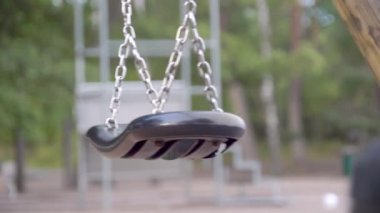 Espoo Finlandiya 'da çocuk parkındaki salıncağa yakından bakmak