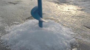 Göldeki sondaj deliğinden çıkan beyaz buz.