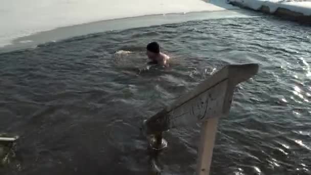 De man die naar de kleine ladder gaat na het zwemmen in Espoo Finland — Stockvideo