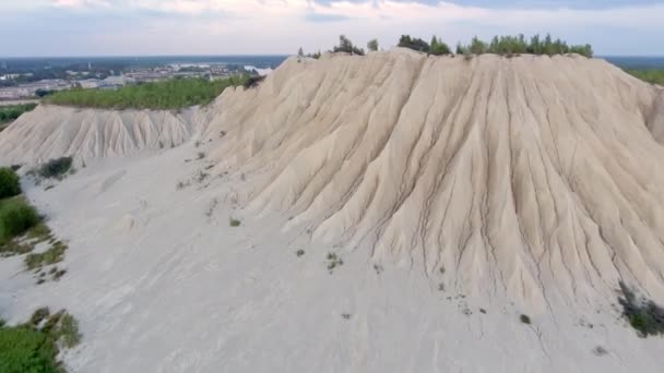 Rummu Estonya 'daki kireç taşı ocağındaki tepeden insansız hava aracı atışı. — Stok video