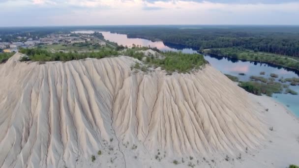 O tiro aéreo da colina de pedra calcária em Rummu Estónia — Vídeo de Stock