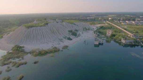 Zdjęcie drona ze wzgórza wapiennego na Rummu Estonia — Wideo stockowe