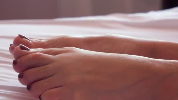 De blik van de middelbare leeftijd jongens tenen op het bed — Stockvideo