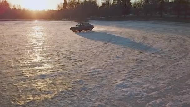 La voiture dérivante sur la piste de glace sur une vue aérienne — Video