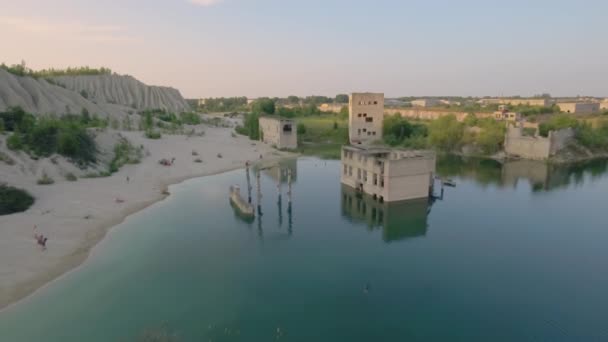 Letecký pohled na řeku na kamenolomu v Rummu Estonsko — Stock video